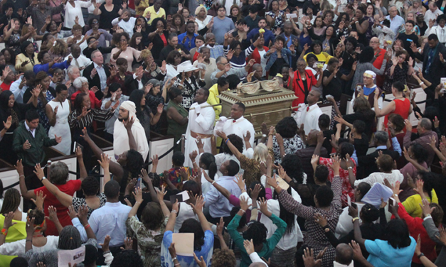 A entrada triunfal da Arca da Aliança em Houston, Texas, EUA